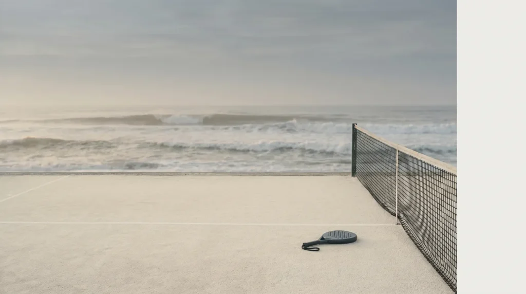 Côte basque Anglet vagues Atlantique avec court padel et raquette